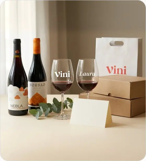 Copas marcadas con el logo de Vini y el nombre Laura, vinos Nebla y Borsao, cajas y bolsa de Vini