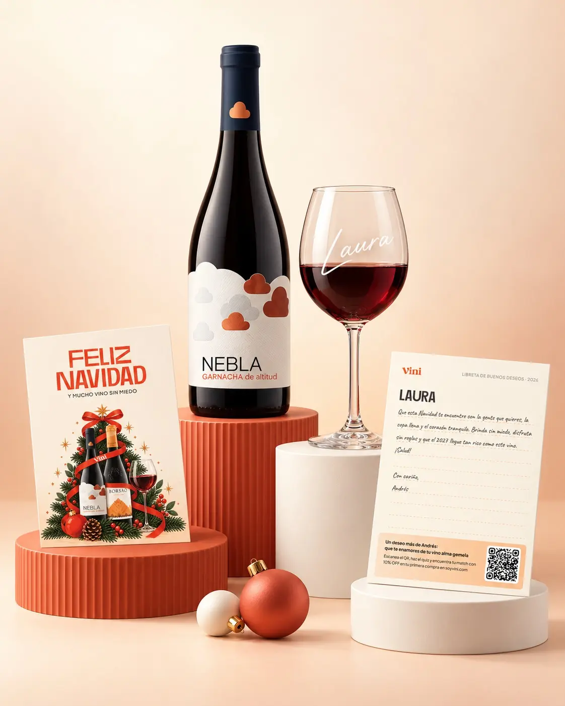 Copa marcada con el nombre Laura, botella Nebla y la tarjeta de Navidad con su mensaje